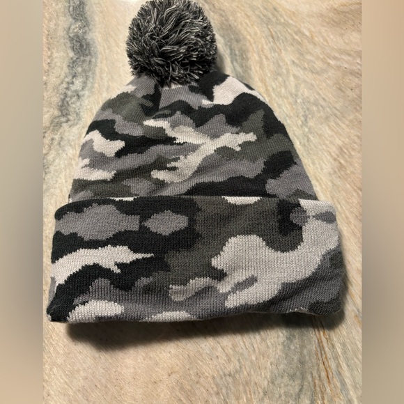 NBA Ultra Game Boston Celtics Pom Winter Hat Gray Camo One Size NWT - Picture 2 of 7